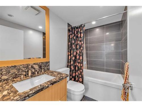 308-519 Riverfront Avenue Se, Calgary, AB - Indoor Photo Showing Bathroom