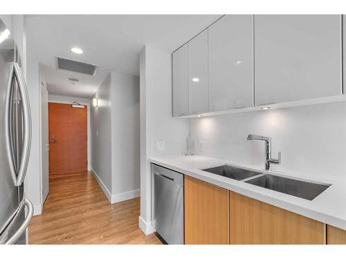 308-519 Riverfront Avenue Se, Calgary, AB - Indoor Photo Showing Kitchen With Double Sink With Upgraded Kitchen