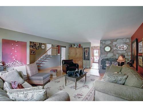 7816 7 Street Sw, Calgary, AB - Indoor Photo Showing Living Room