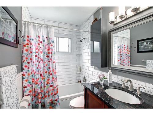7816 7 Street Sw, Calgary, AB - Indoor Photo Showing Bathroom