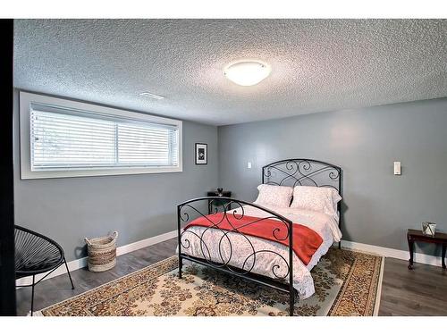 7816 7 Street Sw, Calgary, AB - Indoor Photo Showing Bedroom