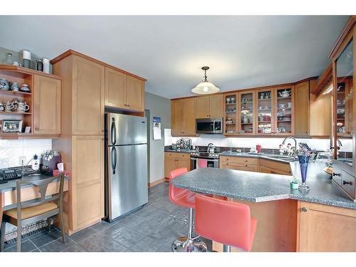7816 7 Street Sw, Calgary, AB - Indoor Photo Showing Kitchen
