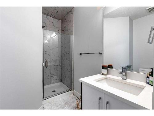 620 2 Street Ne, Calgary, AB - Indoor Photo Showing Bathroom