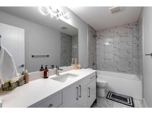 620 2 Street Ne, Calgary, AB - Indoor Photo Showing Bathroom