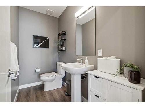 209 Dieppe Drive Sw, Calgary, AB - Indoor Photo Showing Bathroom