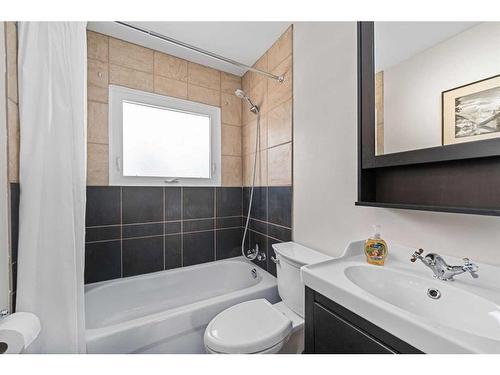 52 Hobart Road Sw, Calgary, AB - Indoor Photo Showing Bathroom