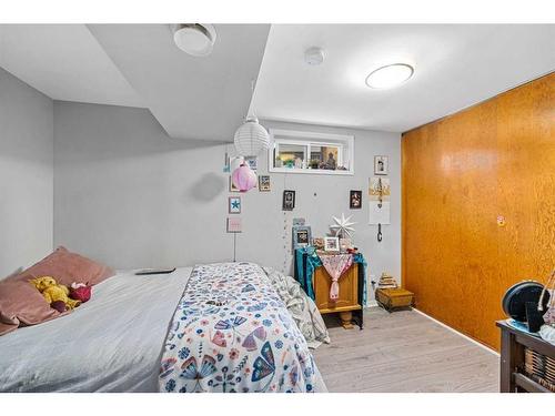 52 Hobart Road Sw, Calgary, AB - Indoor Photo Showing Bedroom