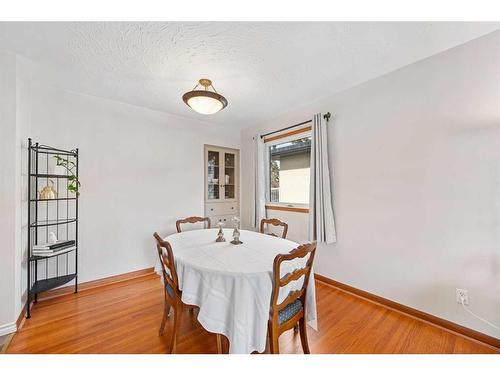 52 Hobart Road Sw, Calgary, AB - Indoor Photo Showing Dining Room