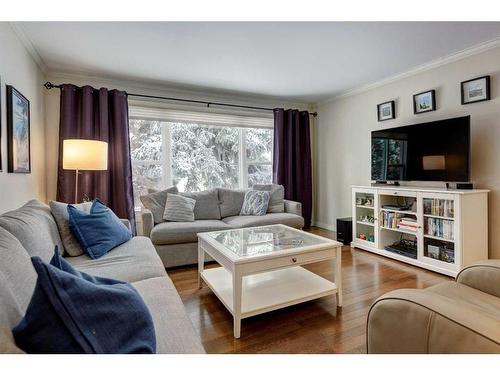 436 Wilverside Way Se, Calgary, AB - Indoor Photo Showing Living Room