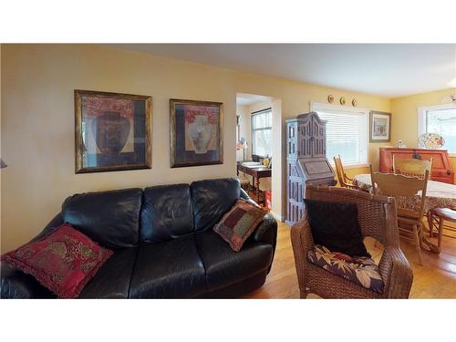 424 Third Street West, Cochrane, AB - Indoor Photo Showing Living Room