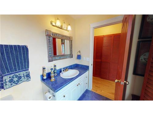 424 Third Street West, Cochrane, AB - Indoor Photo Showing Bathroom