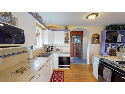 424 Third Street West, Cochrane, AB - Indoor Photo Showing Kitchen With Double Sink