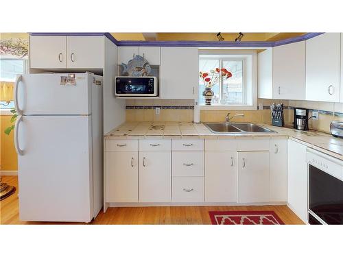 424 Third Street West, Cochrane, AB - Indoor Photo Showing Kitchen With Double Sink