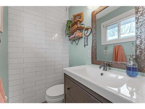 168 Dover Ridge Bay Se, Calgary, AB - Indoor Photo Showing Bathroom