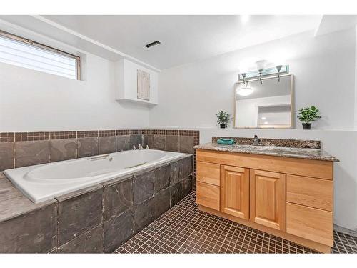 168 Dover Ridge Bay Se, Calgary, AB - Indoor Photo Showing Bathroom