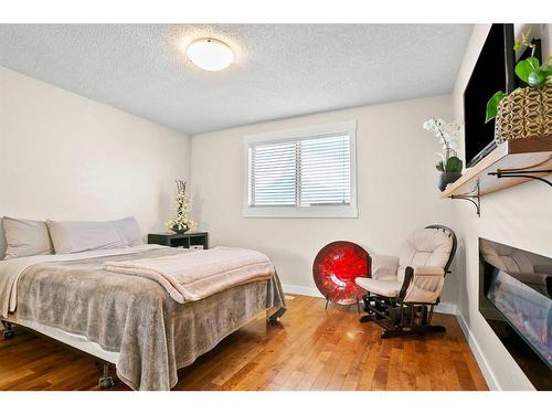 19 Erin Park Bay Se, Calgary, AB - Indoor Photo Showing Bedroom