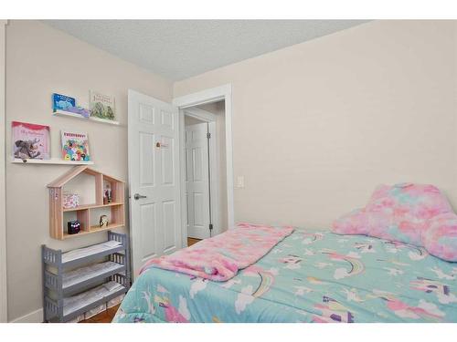 19 Erin Park Bay Se, Calgary, AB - Indoor Photo Showing Bedroom