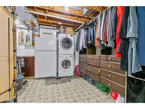 19 Erin Park Bay Se, Calgary, AB - Indoor Photo Showing Laundry Room