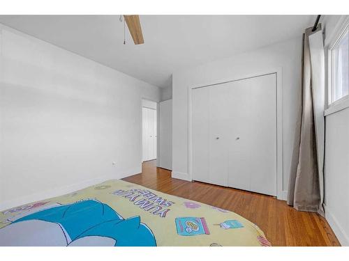 2848 42 Street Sw, Calgary, AB - Indoor Photo Showing Bedroom