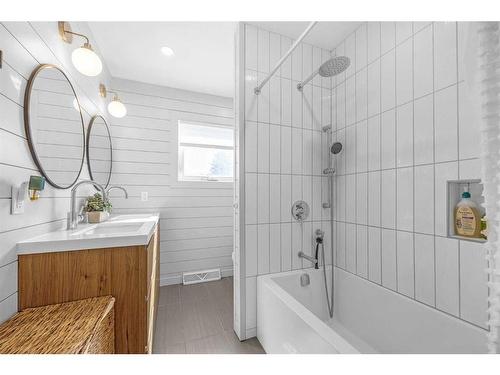 2848 42 Street Sw, Calgary, AB - Indoor Photo Showing Bathroom