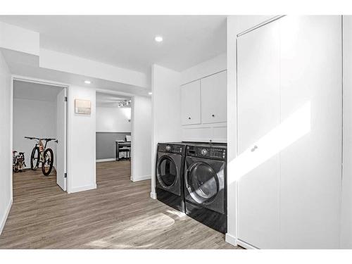 2848 42 Street Sw, Calgary, AB - Indoor Photo Showing Laundry Room