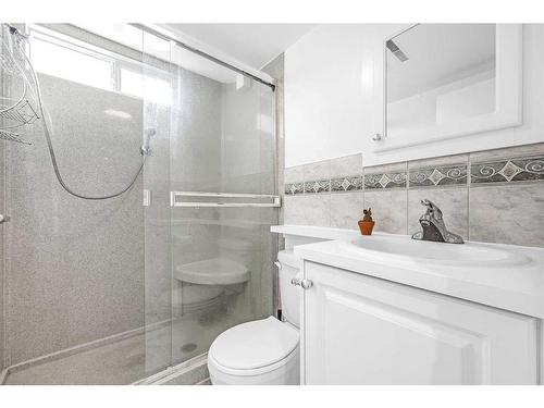2848 42 Street Sw, Calgary, AB - Indoor Photo Showing Bathroom