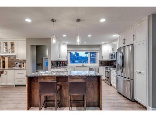 508 Willow Park Drive Se, Calgary, AB - Indoor Photo Showing Kitchen With Upgraded Kitchen