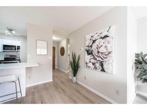 203-330 15 Avenue Sw, Calgary, AB - Indoor Photo Showing Other Room