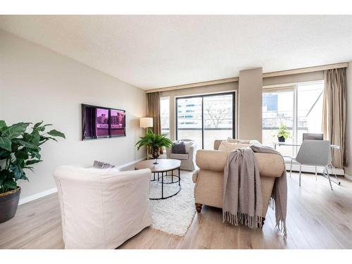 203-330 15 Avenue Sw, Calgary, AB - Indoor Photo Showing Living Room