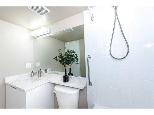 203-330 15 Avenue Sw, Calgary, AB - Indoor Photo Showing Bathroom