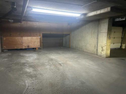 203-330 15 Avenue Sw, Calgary, AB - Indoor Photo Showing Garage