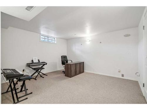228 Pump Hill Gardens Sw, Calgary, AB - Indoor Photo Showing Other Room