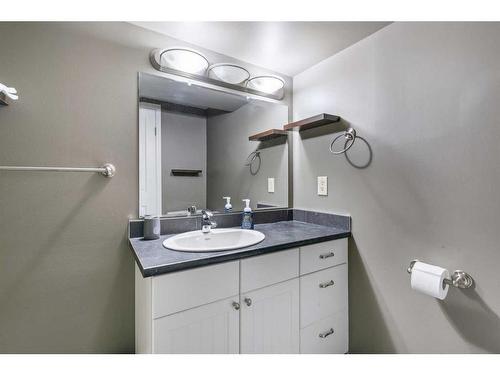 228 Pump Hill Gardens Sw, Calgary, AB - Indoor Photo Showing Bathroom