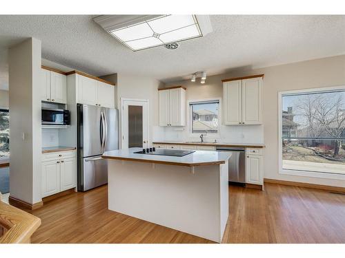 646 Diamond Court Se, Calgary, AB - Indoor Photo Showing Kitchen With Stainless Steel Kitchen
