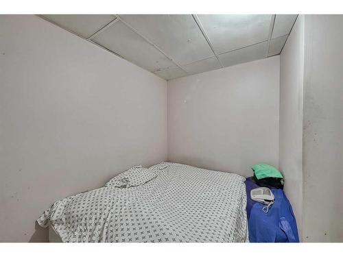 36 Falshire Close Ne, Calgary, AB - Indoor Photo Showing Bedroom