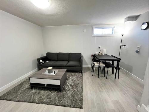 6132 Madigan Drive Ne, Calgary, AB - Indoor Photo Showing Living Room