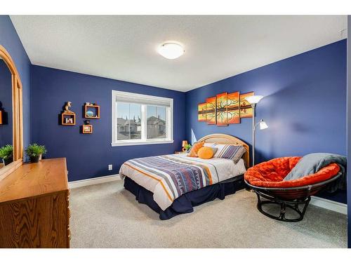 16 Coulee Park Sw, Calgary, AB - Indoor Photo Showing Bedroom