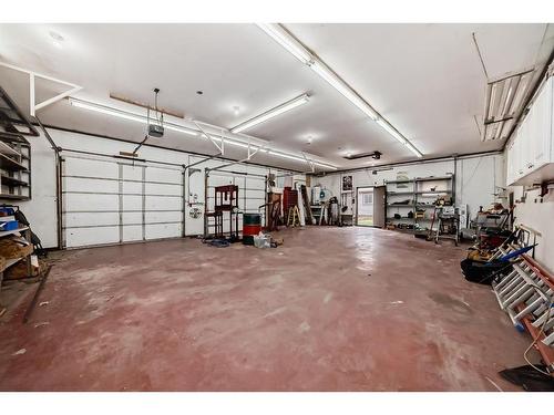 63 Sands Street, Rochon Sands, AB - Indoor Photo Showing Garage