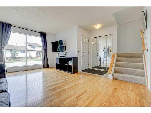6888 78 Street Nw, Calgary, AB - Indoor Photo Showing Living Room