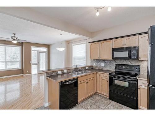 33 Royal Manor Nw, Calgary, AB - Indoor Photo Showing Kitchen With Double Sink