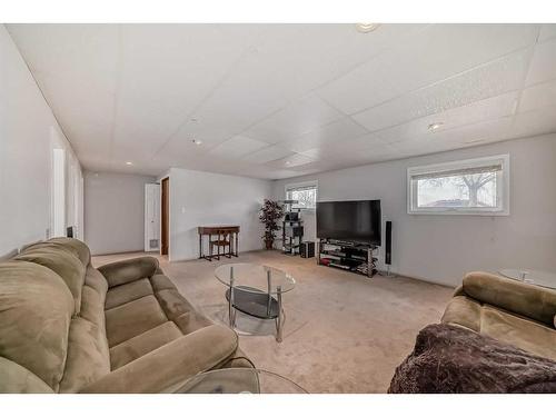 72 Parkwood Crescent, Strathmore, AB - Indoor Photo Showing Living Room