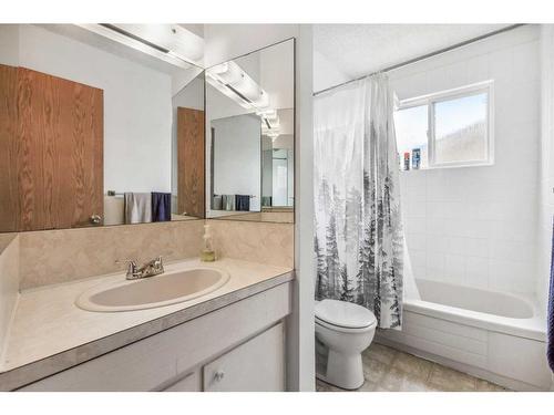 6423 Silver Ridge Drive Nw, Calgary, AB - Indoor Photo Showing Bathroom