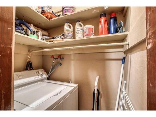 4-830 Memorial Drive Nw, Calgary, AB - Indoor Photo Showing Laundry Room