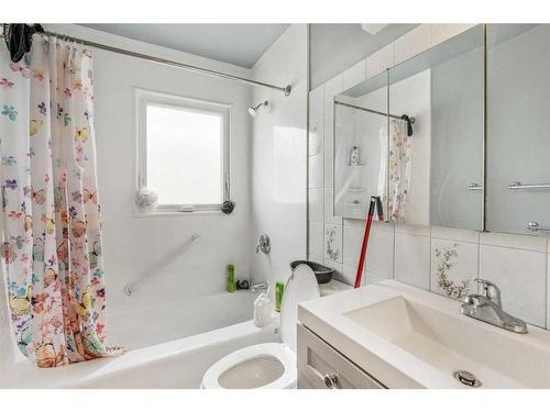 1009 17 Street North, Lethbridge, AB - Indoor Photo Showing Bathroom