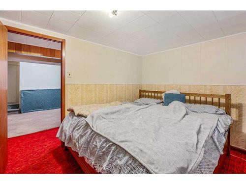 1009 17 Street North, Lethbridge, AB - Indoor Photo Showing Bedroom