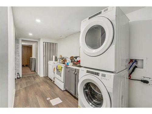 1009 17 Street North, Lethbridge, AB - Indoor Photo Showing Laundry Room