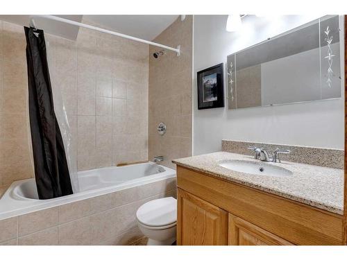 332 Cranfield Gardens Se, Calgary, AB - Indoor Photo Showing Bathroom