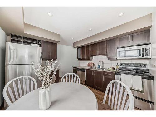 2-321 22 Avenue Sw, Calgary, AB - Indoor Photo Showing Kitchen With Upgraded Kitchen