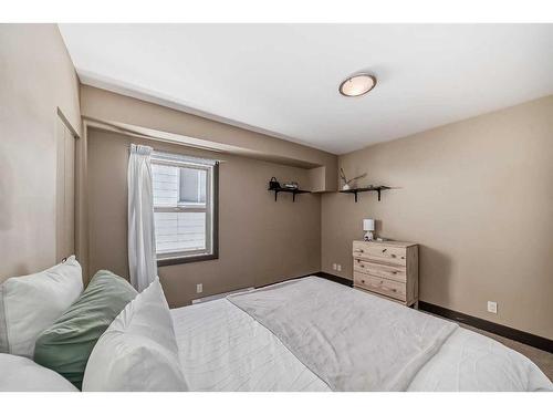 2-321 22 Avenue Sw, Calgary, AB - Indoor Photo Showing Bedroom