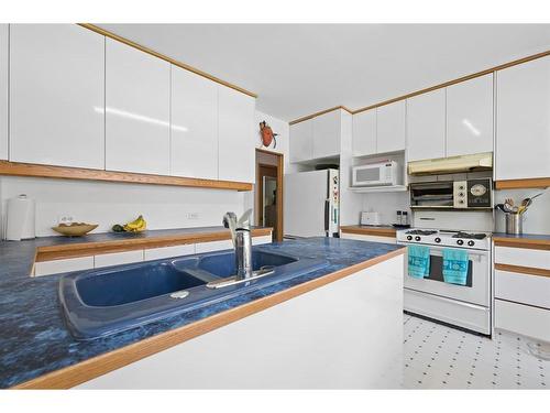 1208 39 Avenue Sw, Calgary, AB - Indoor Photo Showing Kitchen With Double Sink